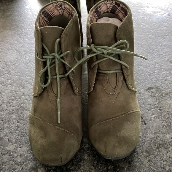 Forever Suede Ankle Booties Khaki wedge heel, tie closure, plaid lining BNWOB - Picture 2 of 8